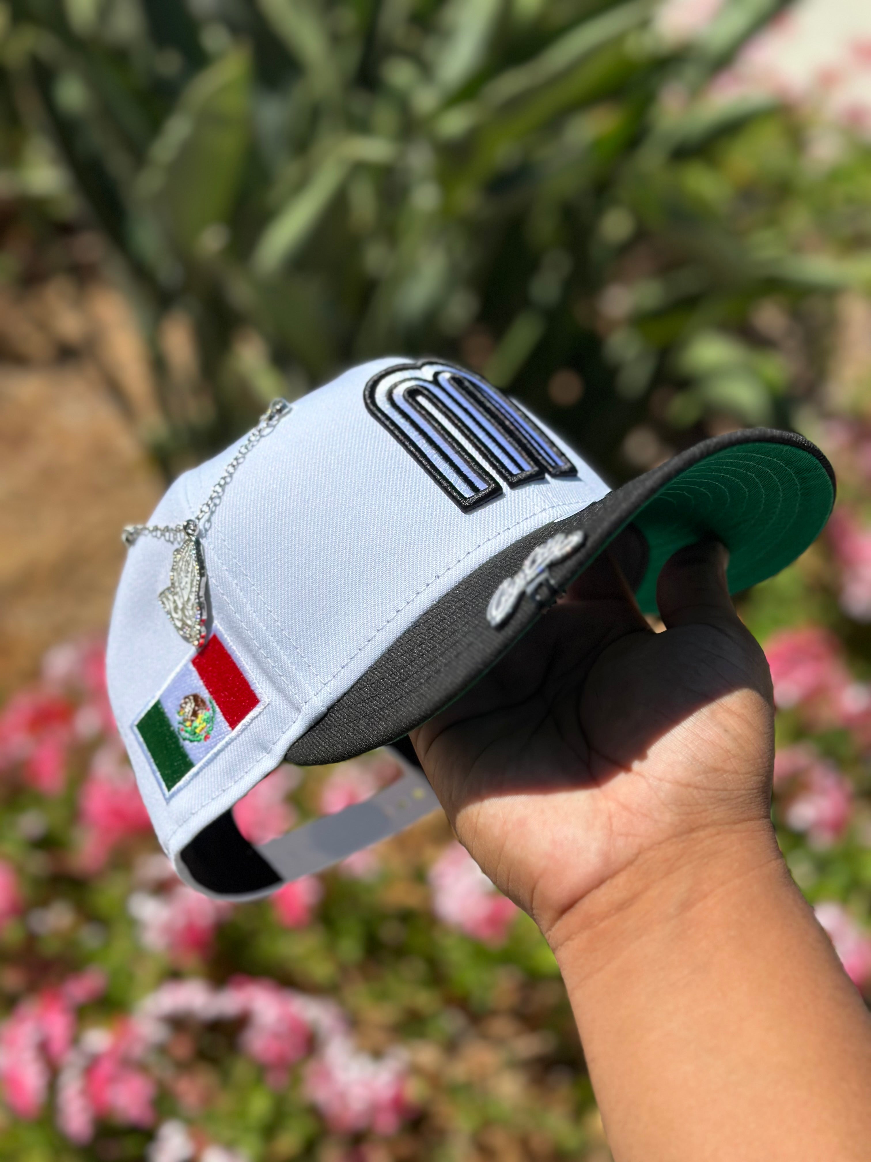 NEW ERA EXCLUSIVE 9FIFTY WHITE/BLACK MEXICO SNAPBACK W/ MEXICO FLAG SIDE PATCH