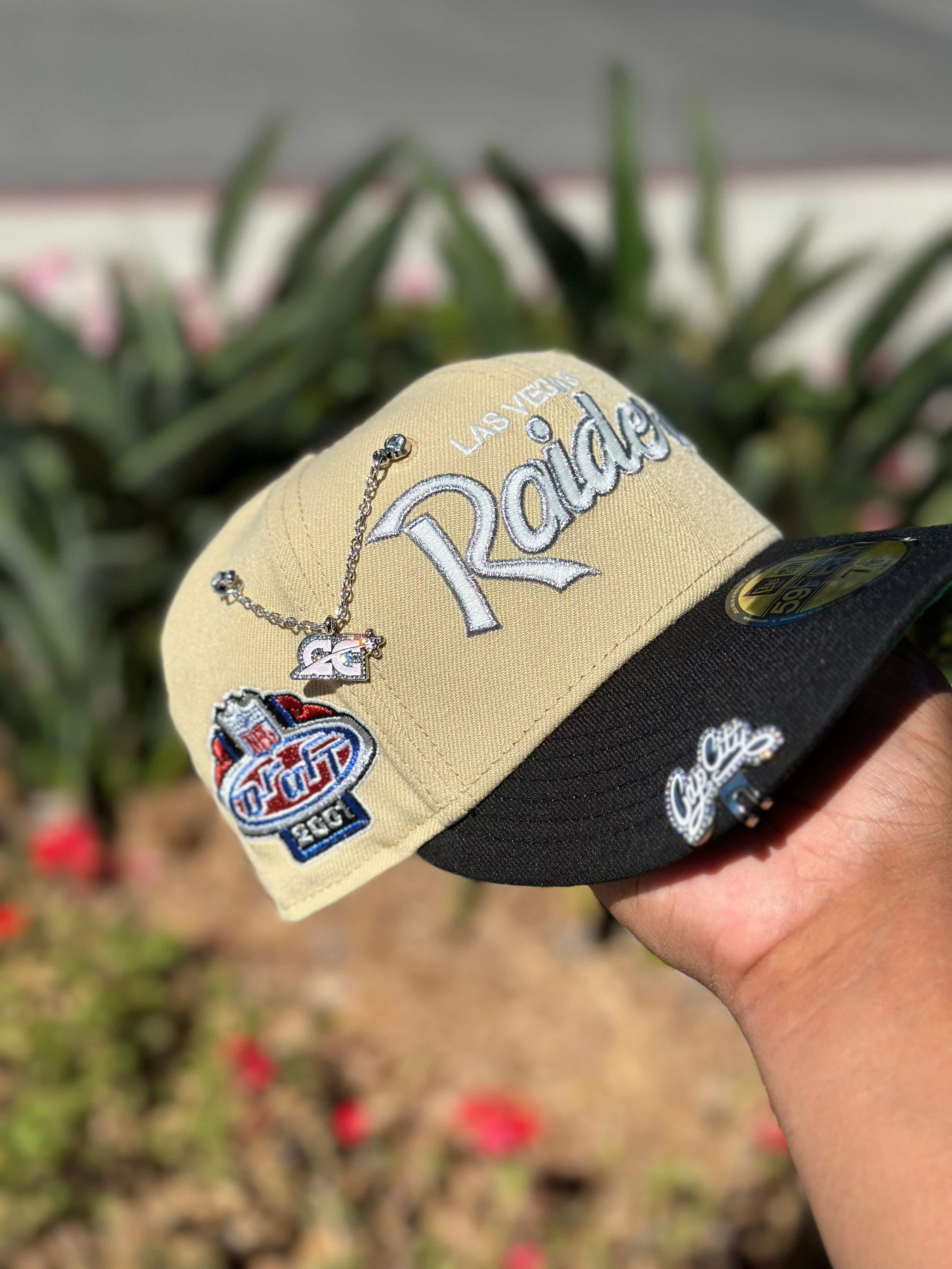 NEW ERA EXCLUSIVE 59FIFTY VEGAS GOLD/BLACK LAS VEGAS RAIDERS SCRIPT W/ 2001 NFL DRAFTSIDE PATCH