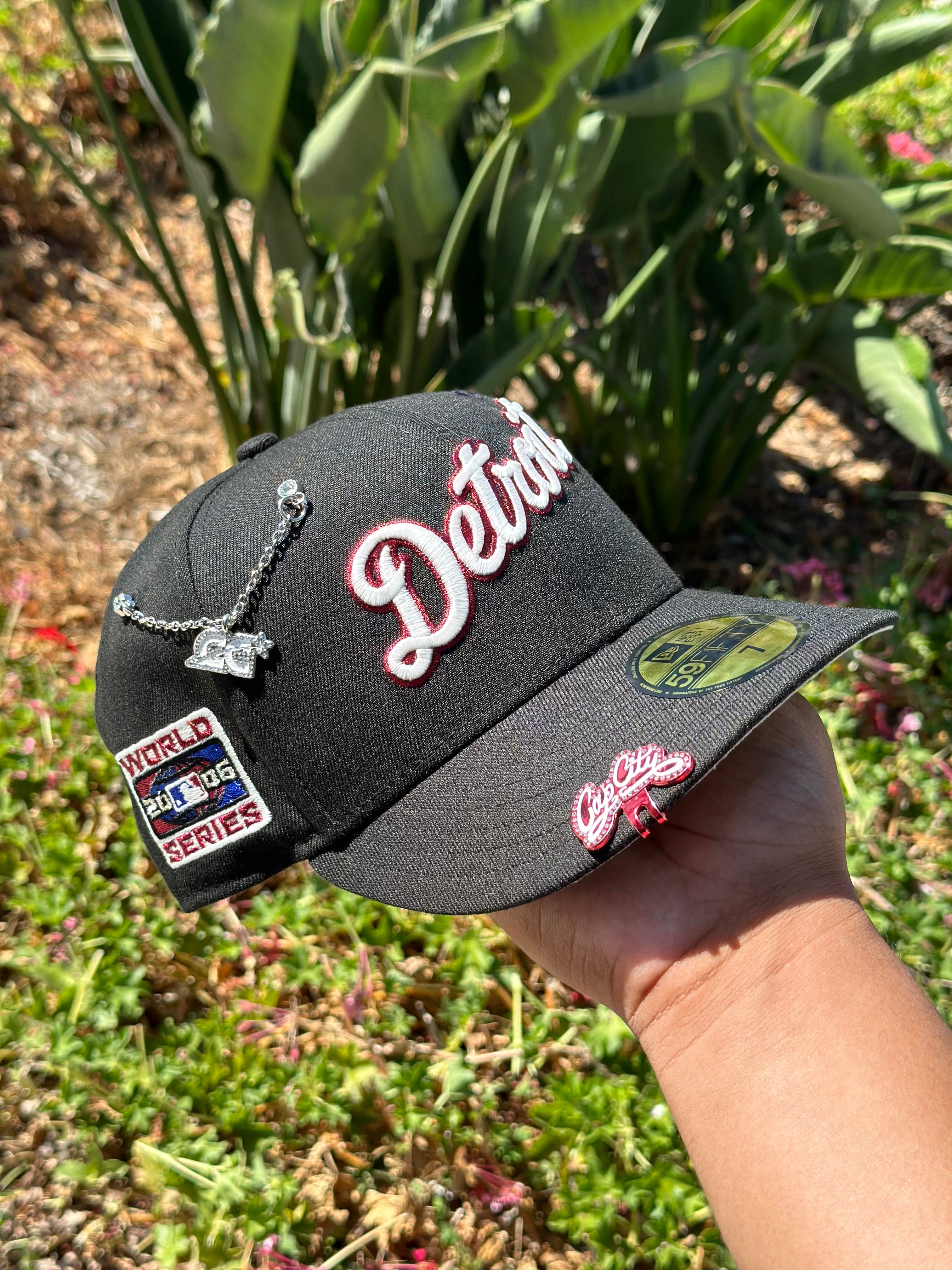 NEW ERA EXCLUSIVE 59FIFTY CHROME WHITE/NAVYI DETROIT TIGERS CON PARCHE LATERAL CON EL LOGO DE MLB