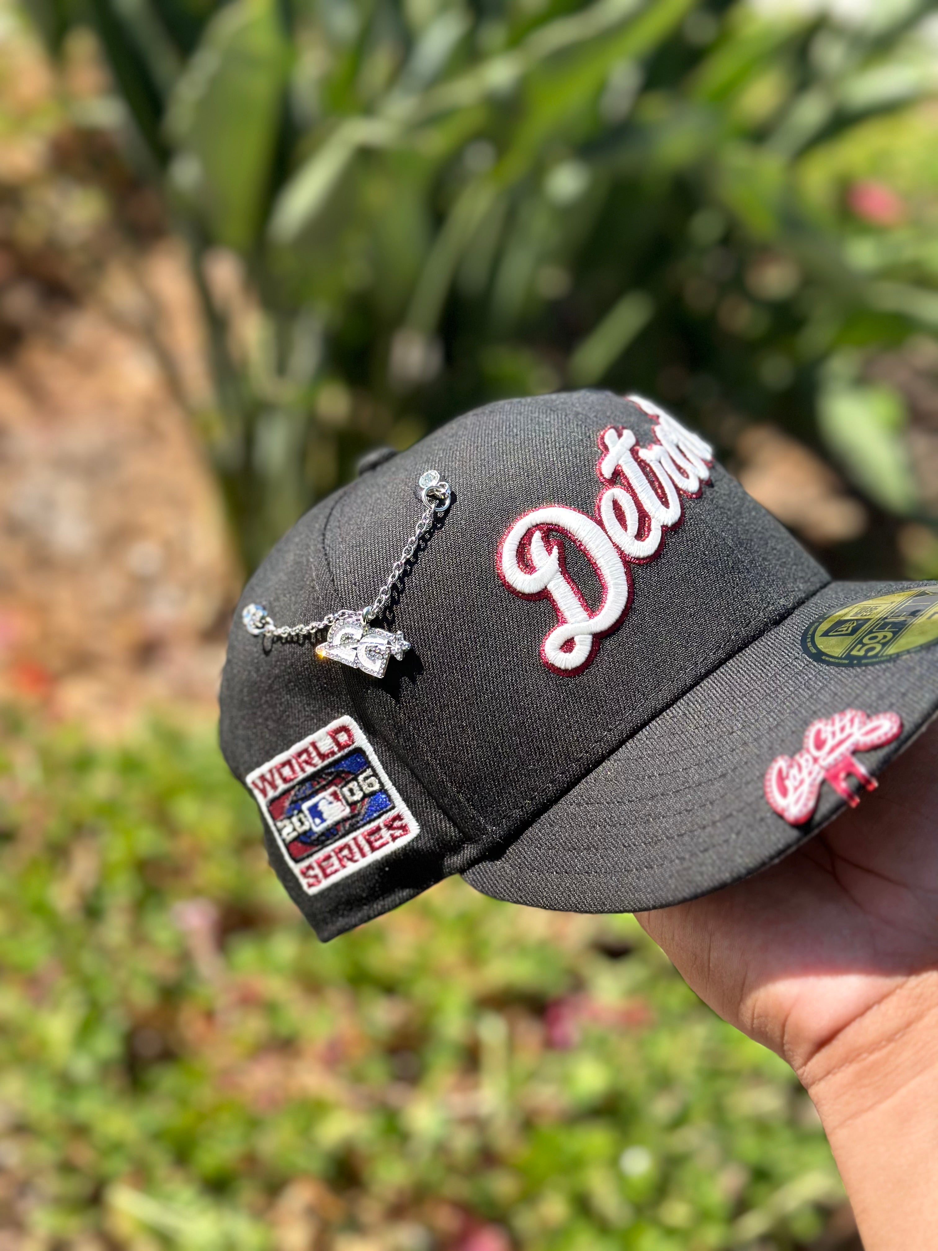 NEW ERA EXCLUSIVE 59FIFTY CHROME WHITE/NAVYI DETROIT TIGERS CON PARCHE LATERAL CON EL LOGO DE MLB