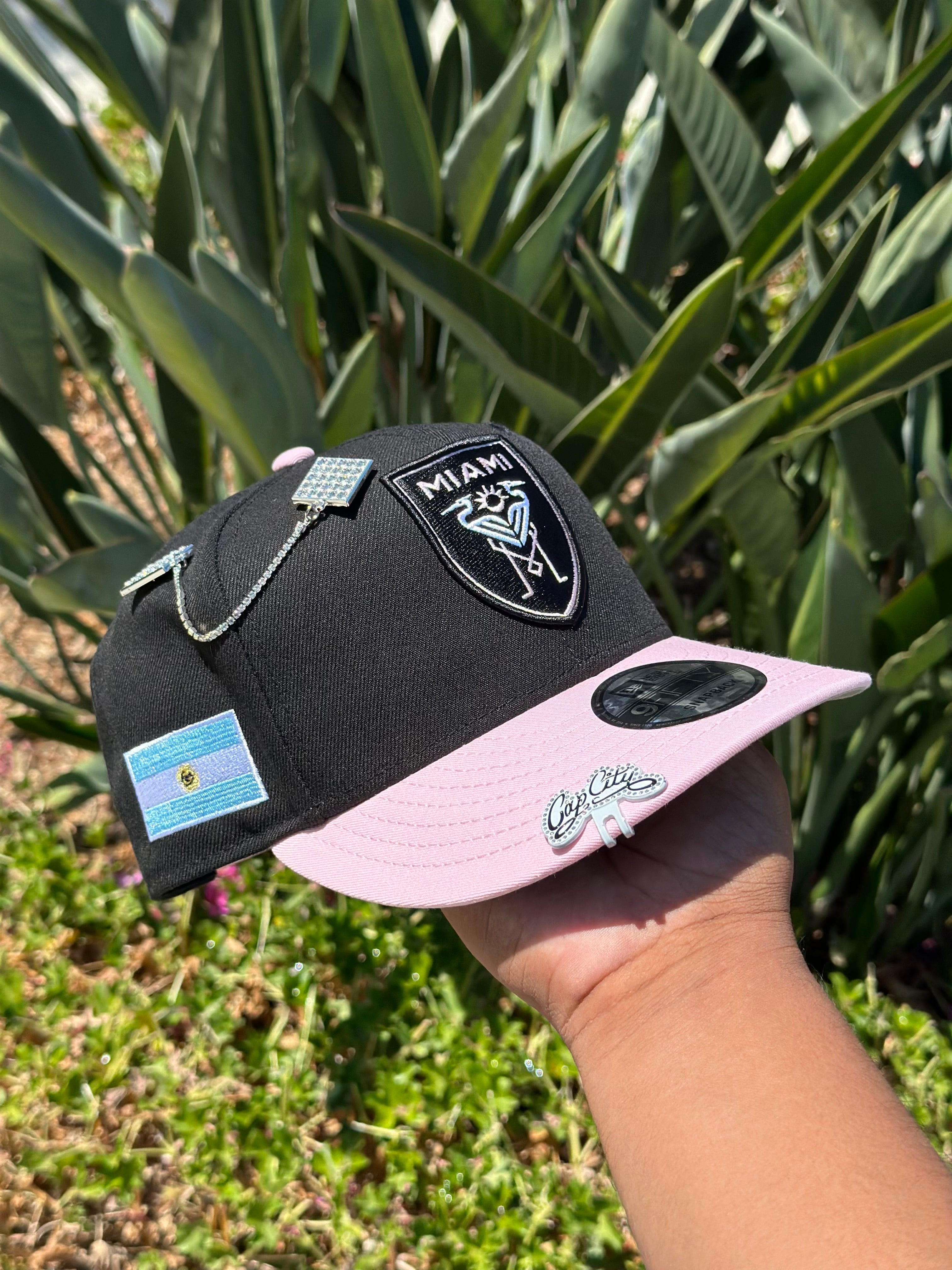 NEW ERA EXCLUSIVE 9FIFTY BLACK/PINK "CLUB INTERNACIONAL DE FUTBOL MIAMI" SNAPBACK W/ ARGENTINA FLAG SIDE PATCH