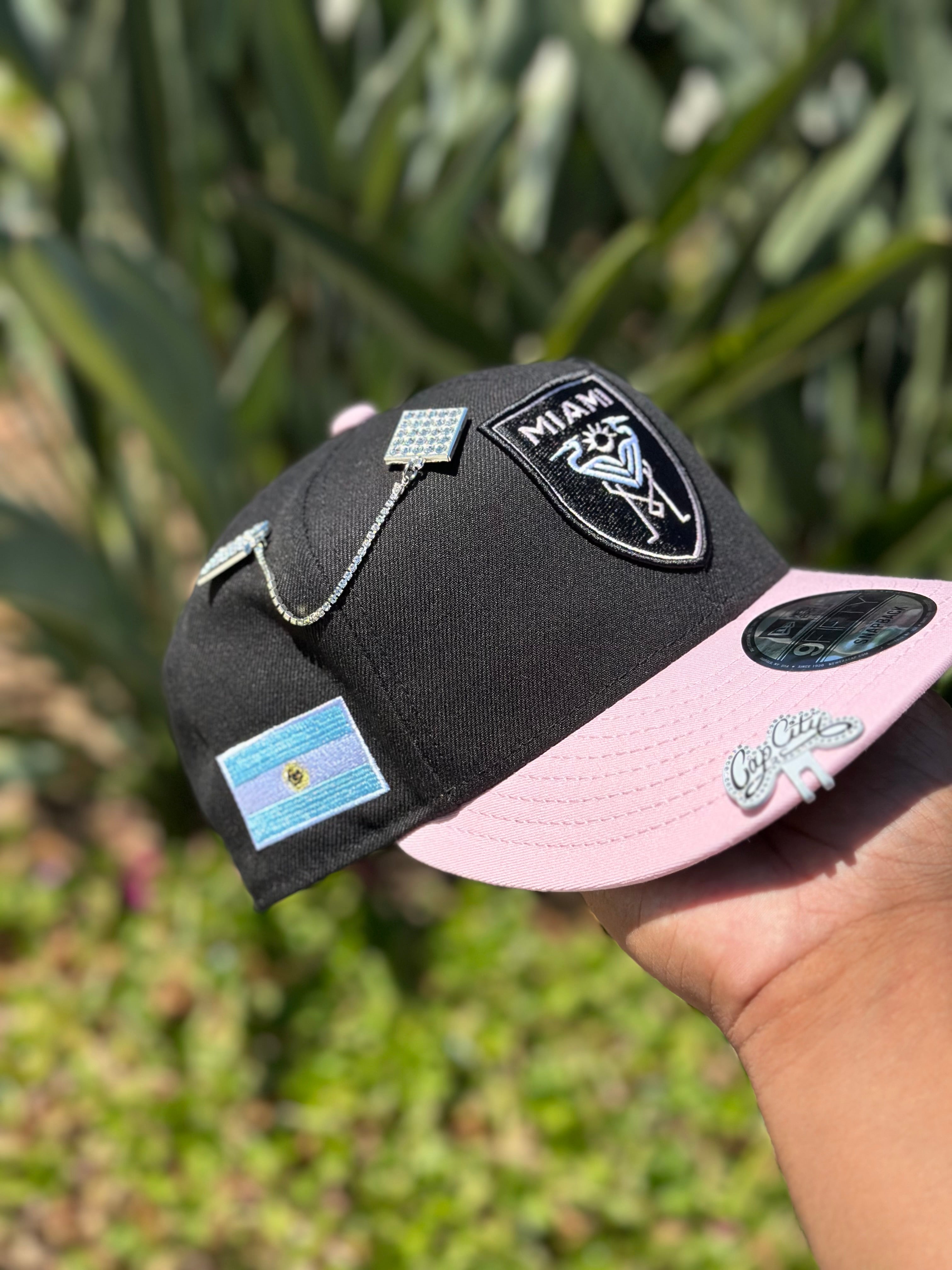 NEW ERA EXCLUSIVE 9FIFTY NEGRO "CLUB INTERNACIONAL DE FUTBOL MIAMI" SNAPBACK DE MALLA CON PARCHE LATERAL DE CABRA + BANDERA DE ARGENTINA