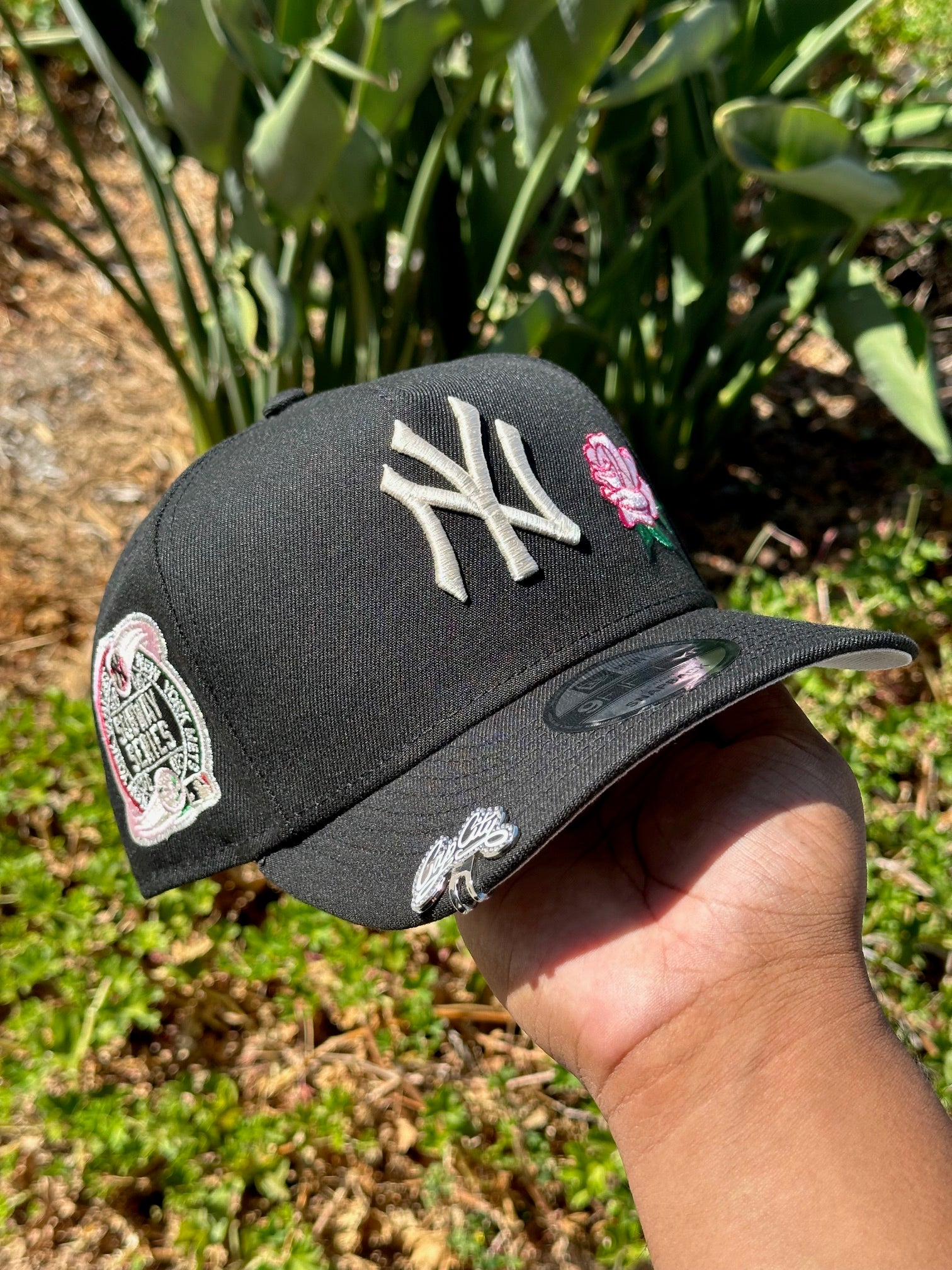 NEW ERA EXCLUSIVE 9FIFTY A-FRAME BLACK NEW YORK YANKEES W/ PINK ROSE + 2000 SUBWAY SERIES SIDE PATCH