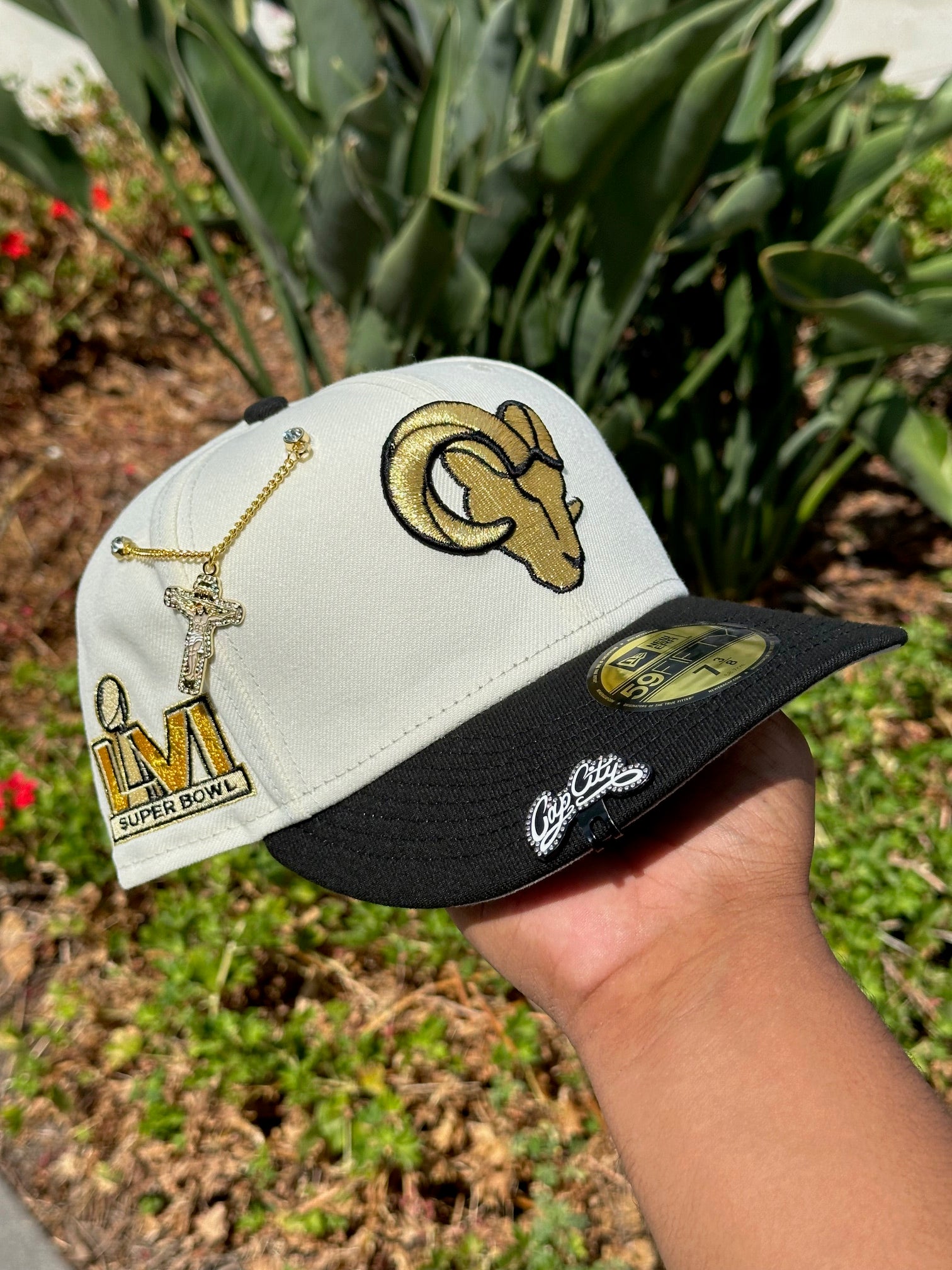 NEW ERA EXCLUSIVE 59FIFTY CHROME WHITE/BLACK LOS ANGELES RAMS W/ SUPERBOWL LVI SIDE PATCH