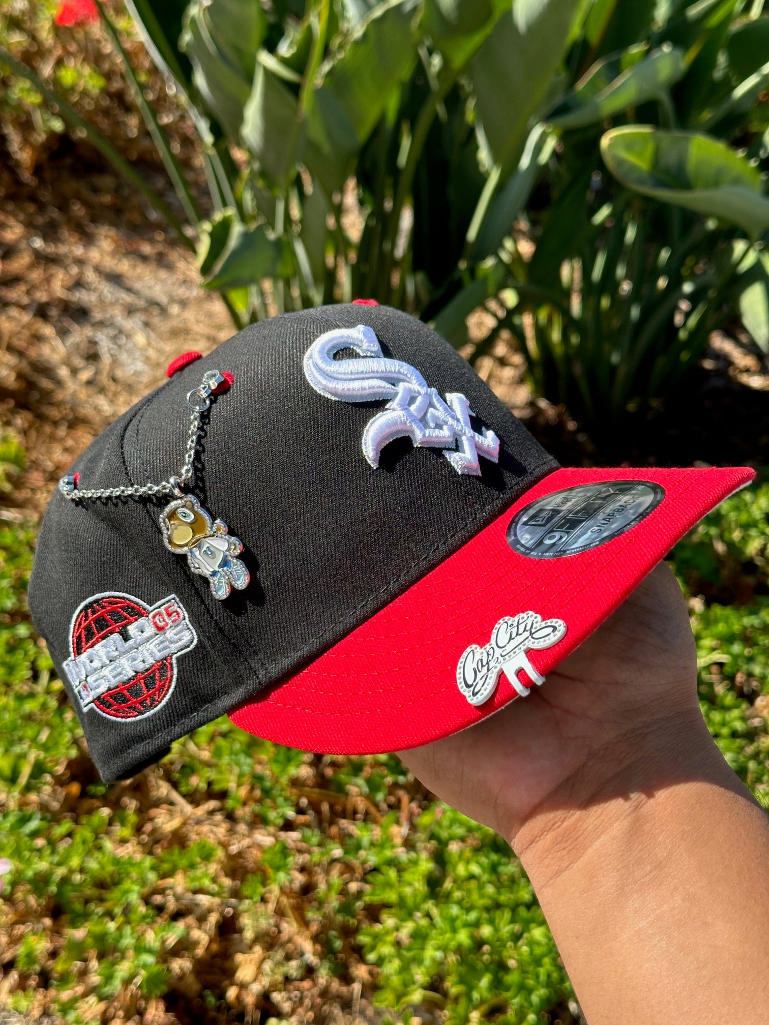 NEW ERA EXCLUSIVE 9FIFTY BLACK/RED CHICAGO WHITE SOX SNAPBACK W/ 2005 WORLD SERIES SIDE PATCH