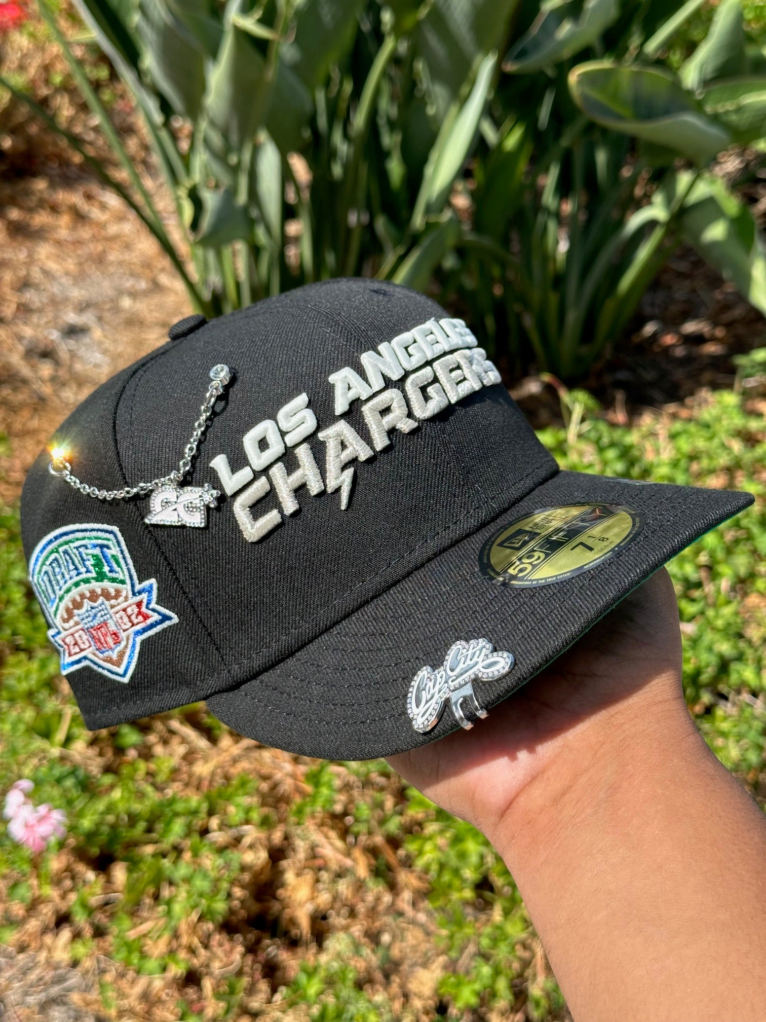 NEW ERA EXCLUSIVE 59FIFTY BLACK LOS ANGELES CHARGERS SCRIPT W/ 2002 DRAFT SIDE PATCH