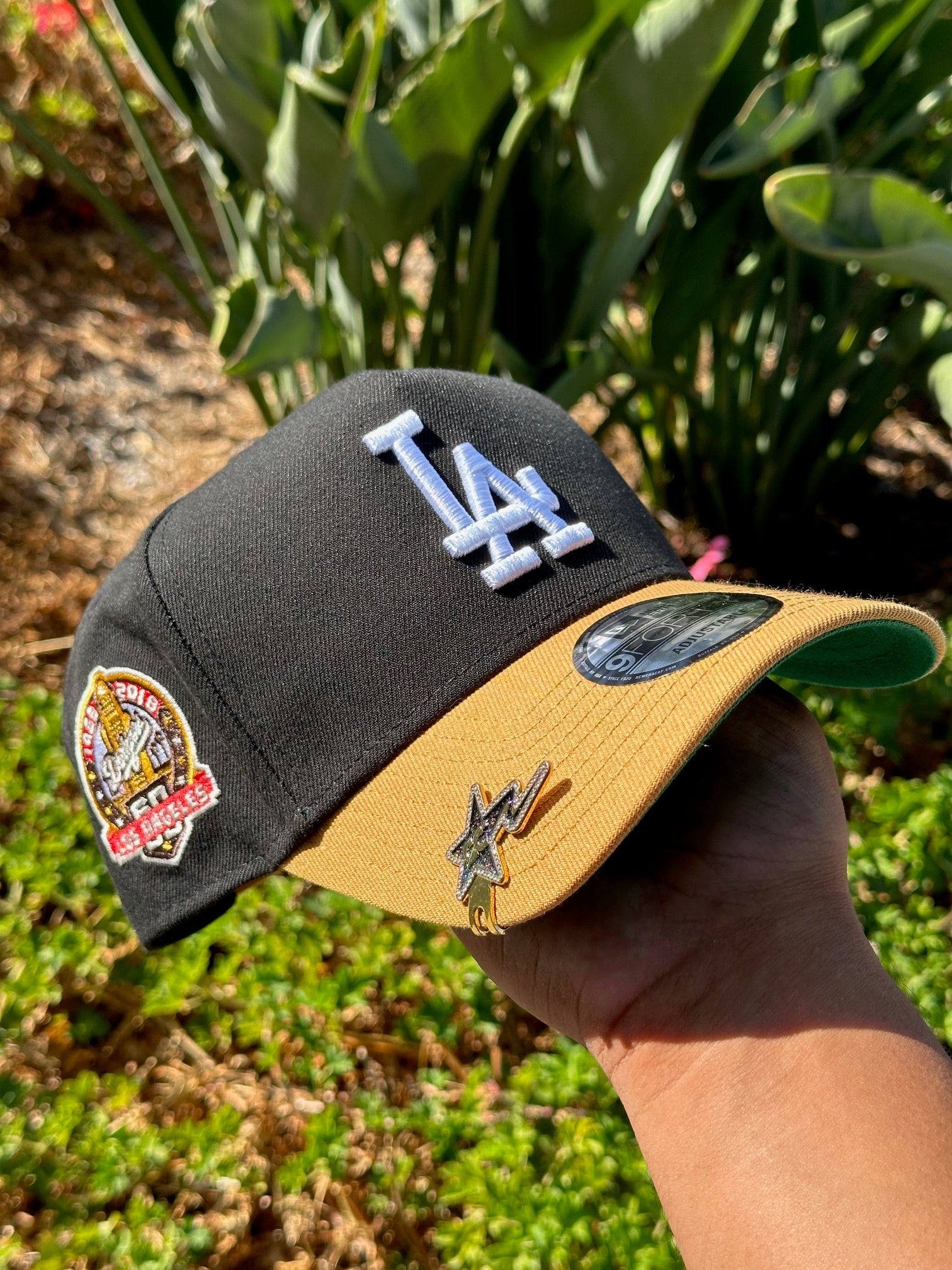 NEW ERA EXCLUSIVE 9FORTY A-FRAME BLACK/KHAKI LOS ANGELES DODGERS SCRIPT W/ 60TH ANNIVERSRAY SIDE PATCH