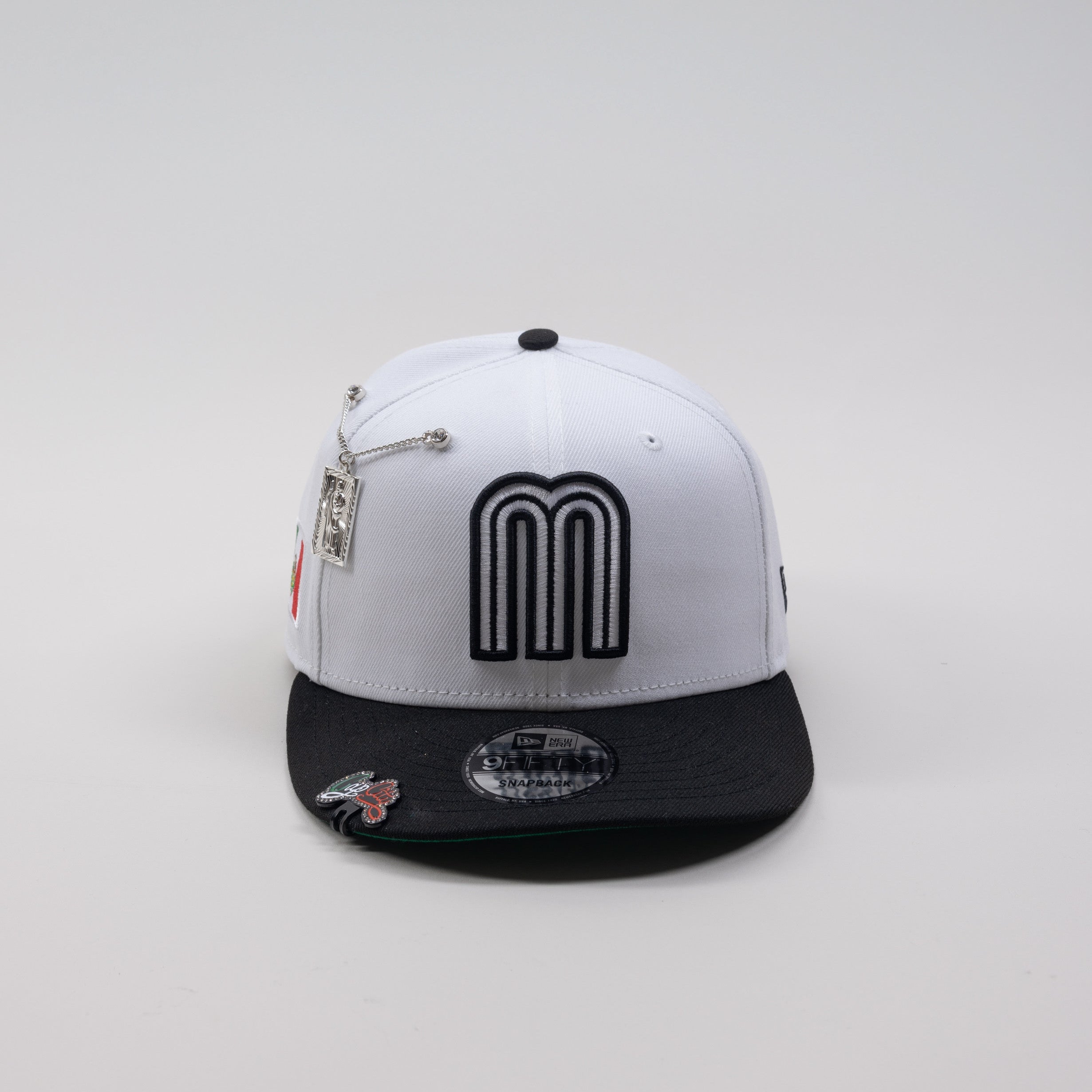 NEW ERA EXCLUSIVE 9FIFTY WHITE/BLACK MEXICO SNAPBACK W/ MEXICO FLAG SIDE PATCH