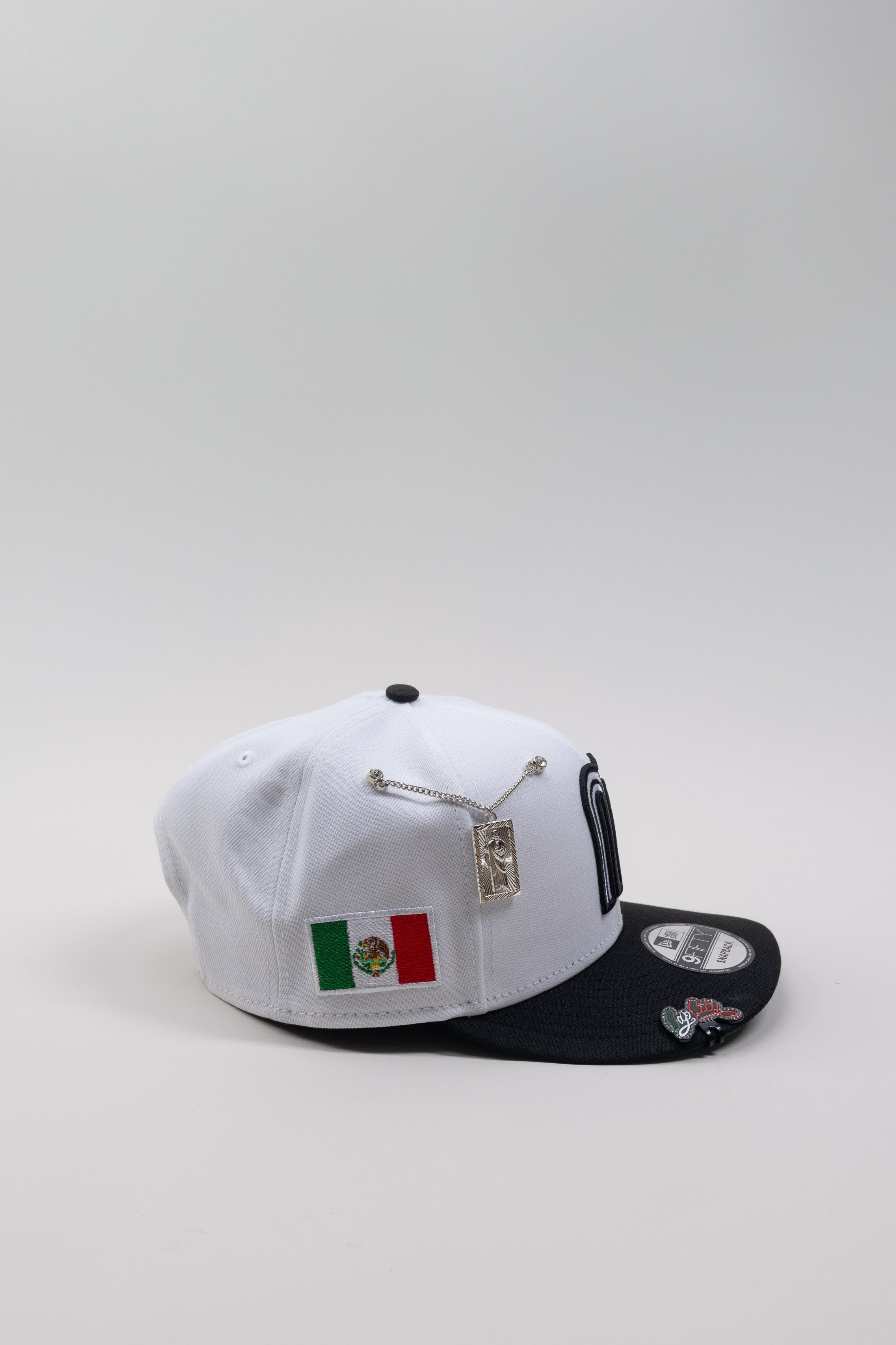 NEW ERA EXCLUSIVE 9FIFTY WHITE/BLACK MEXICO SNAPBACK W/ MEXICO FLAG SIDE PATCH