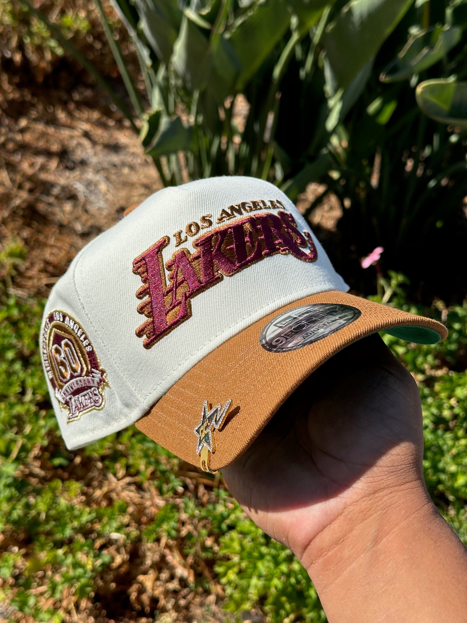 NEW ERA EXCLUSIVE 9FORTY A-FRAME CHROME WHITE/KHAKI LOS ANGELES LAKERS SCRIPT W/ 60TH ANNIVERSARY SIDE PATCH