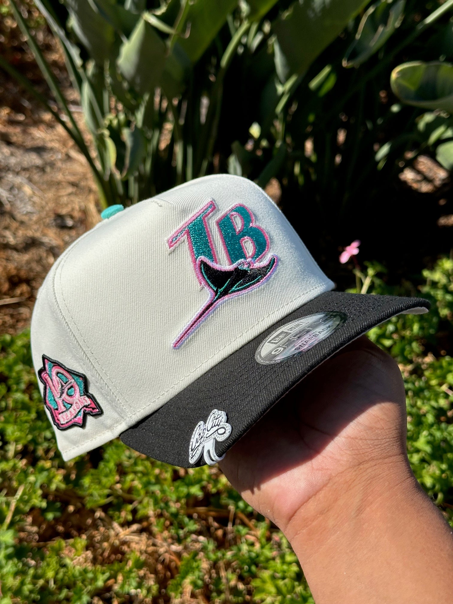 NEW ERA EXCLUSIVE 9FIFTY A-FRAME CHROME WHITE/BLACK TAMPA BAY RAYS SNAPBACK W/ 10TH ANNIVERSARY SIDE PATCH