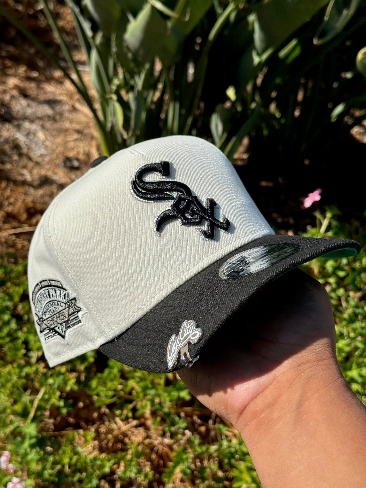 NEW ERA EXCLUSIVE 9FIFTY A-FRAME CHROME WHITE/BLACK CHICAGO WHITE SOX W/ COMISKEY PARK SIDE PATCH