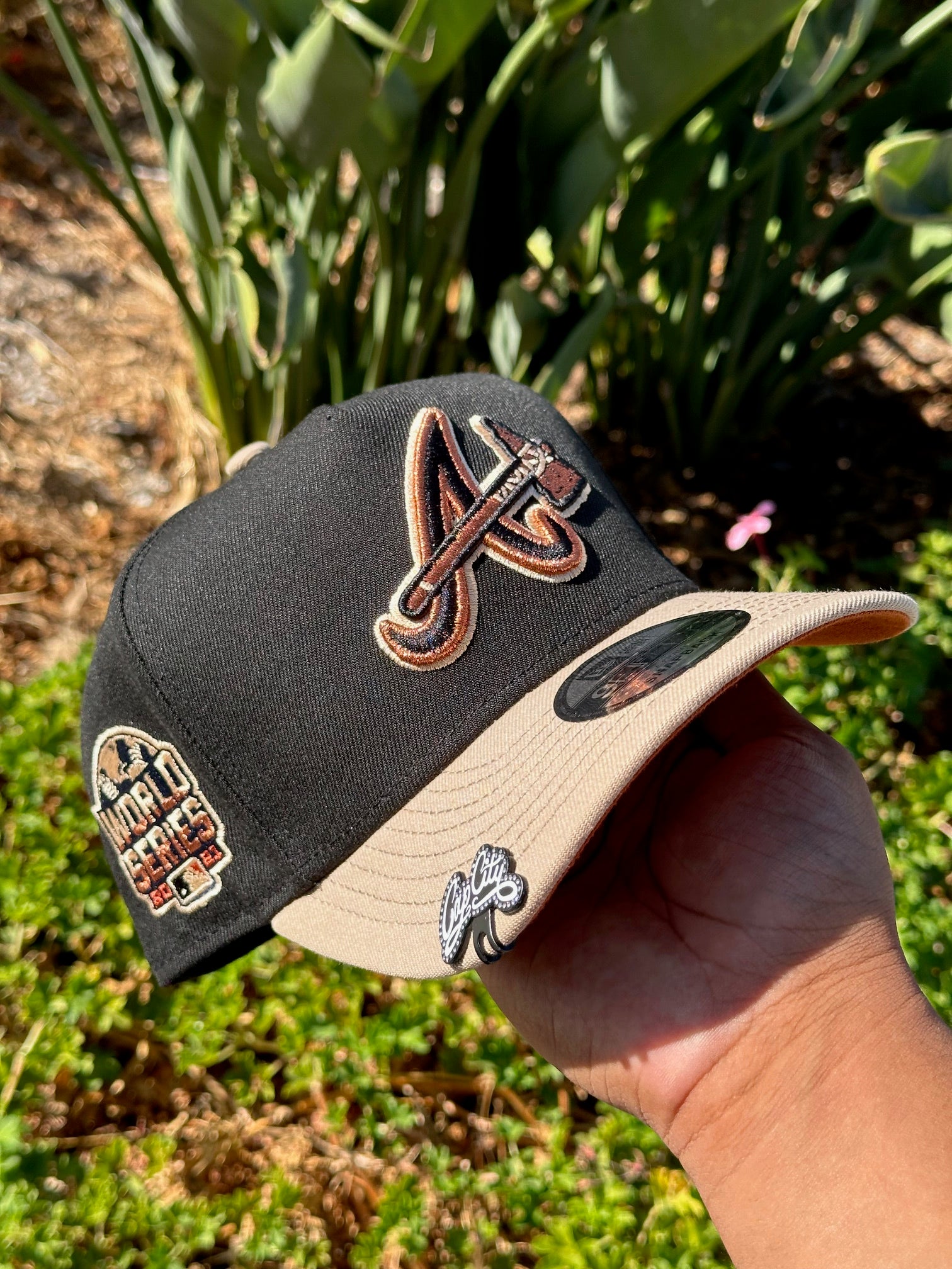 NEW ERA EXCLUSIVE 9FIFTY A-FRAME BLACK/KHAKI ATLANTA BRAVES SNAPBACK W/ 2021 WORLD SERIES SIDE PATCH