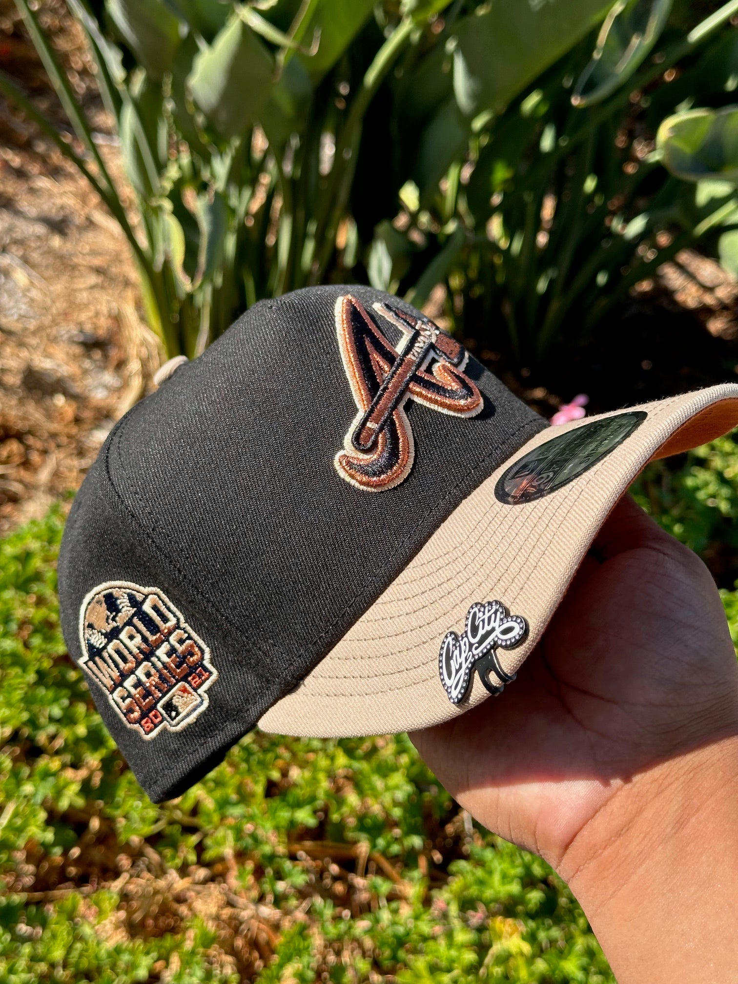 NEW ERA EXCLUSIVE 9FIFTY A-FRAME BLACK/KHAKI ATLANTA BRAVES SNAPBACK W/ 2021 WORLD SERIES SIDE PATCH