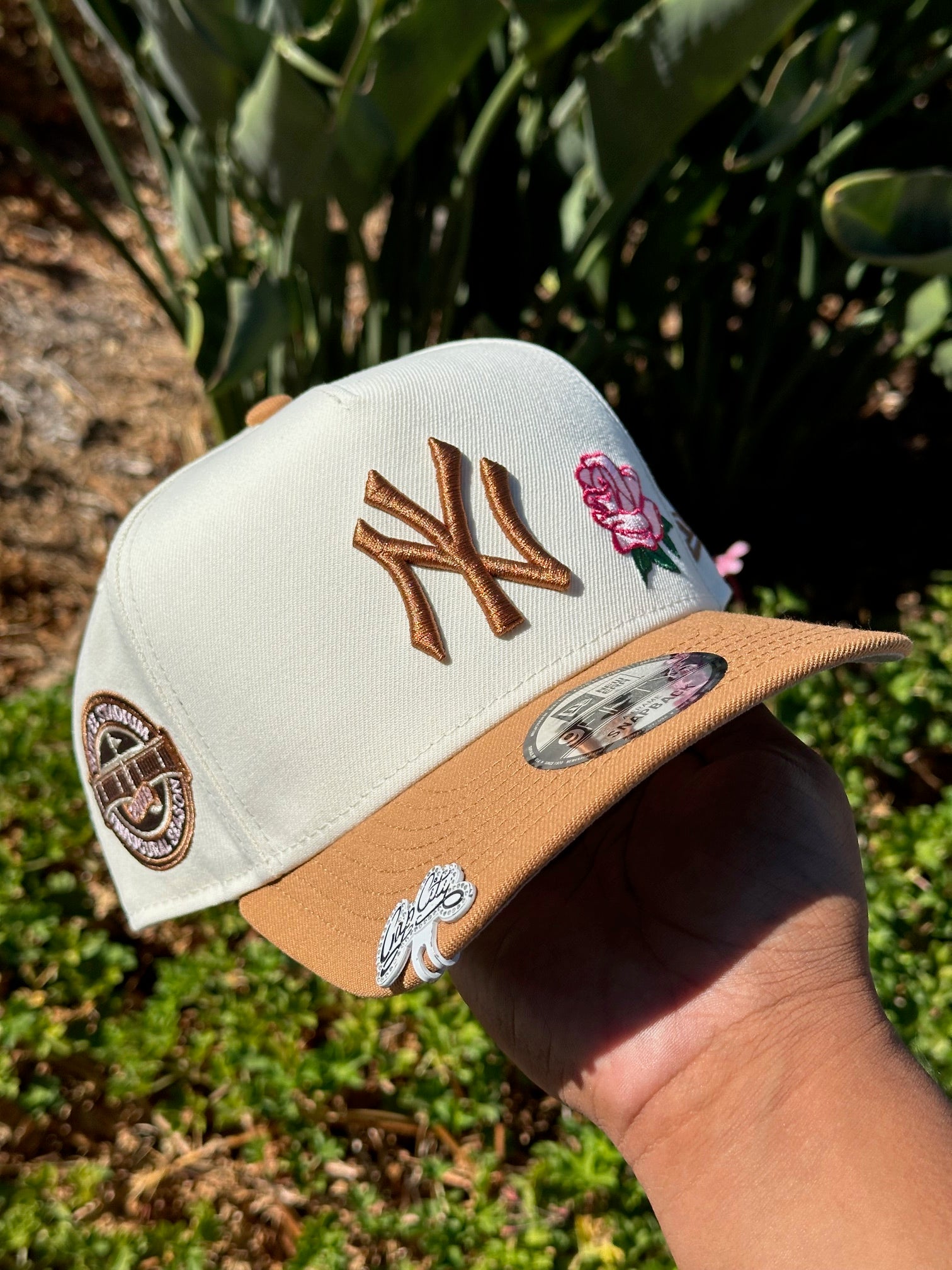 NEW ERA EXCLUSIVE 9FIFTY A-FRAME CHROME WHITE/KHAKI NEW YORK YANKEES SNAPBACK W/ PINK ROSE + 2009 INAUGURAL SEASON SIDE PATCH