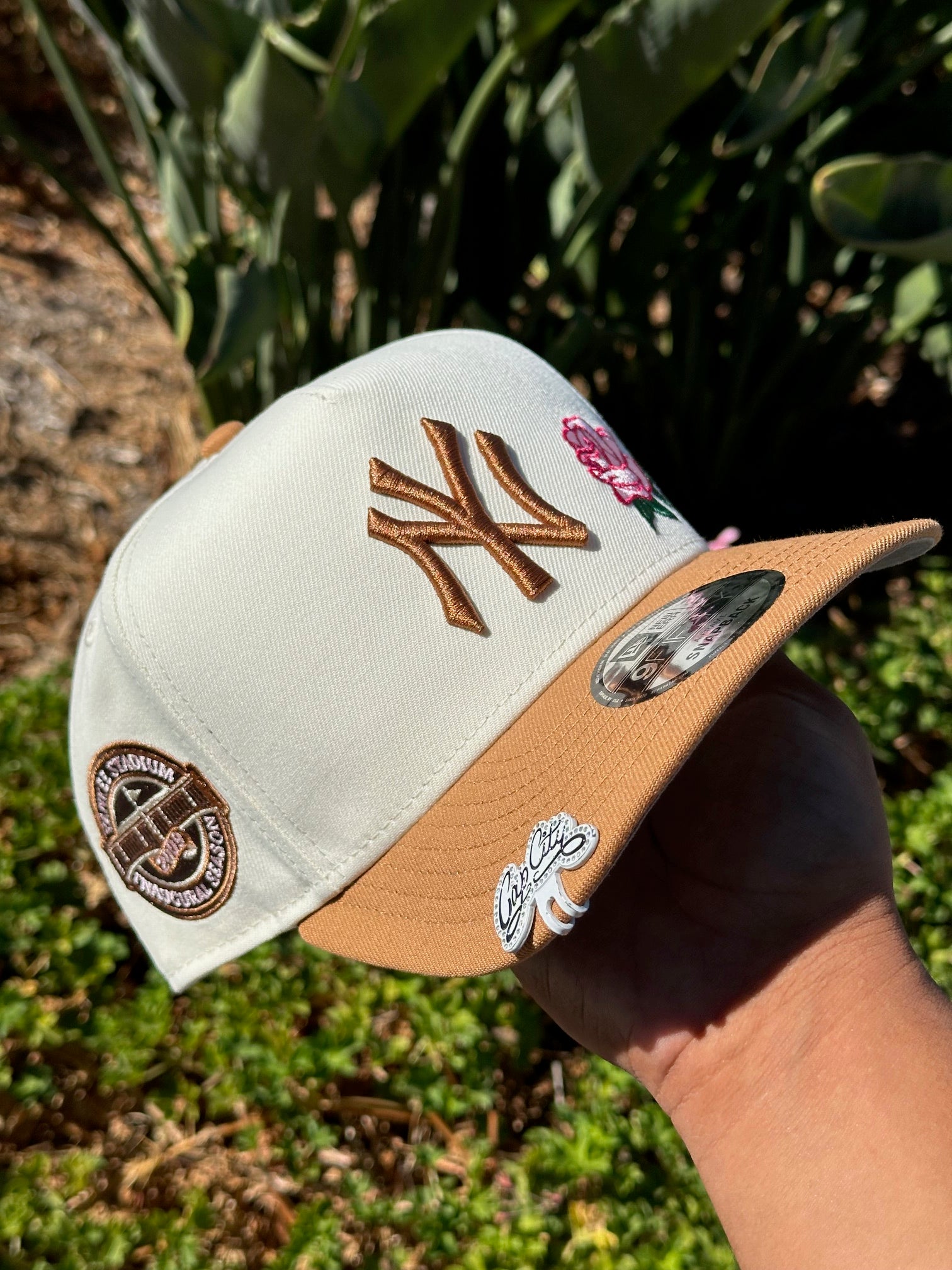 NEW ERA EXCLUSIVE 9FIFTY A-FRAME CHROME WHITE/KHAKI NEW YORK YANKEES SNAPBACK W/ PINK ROSE + 2009 INAUGURAL SEASON SIDE PATCH