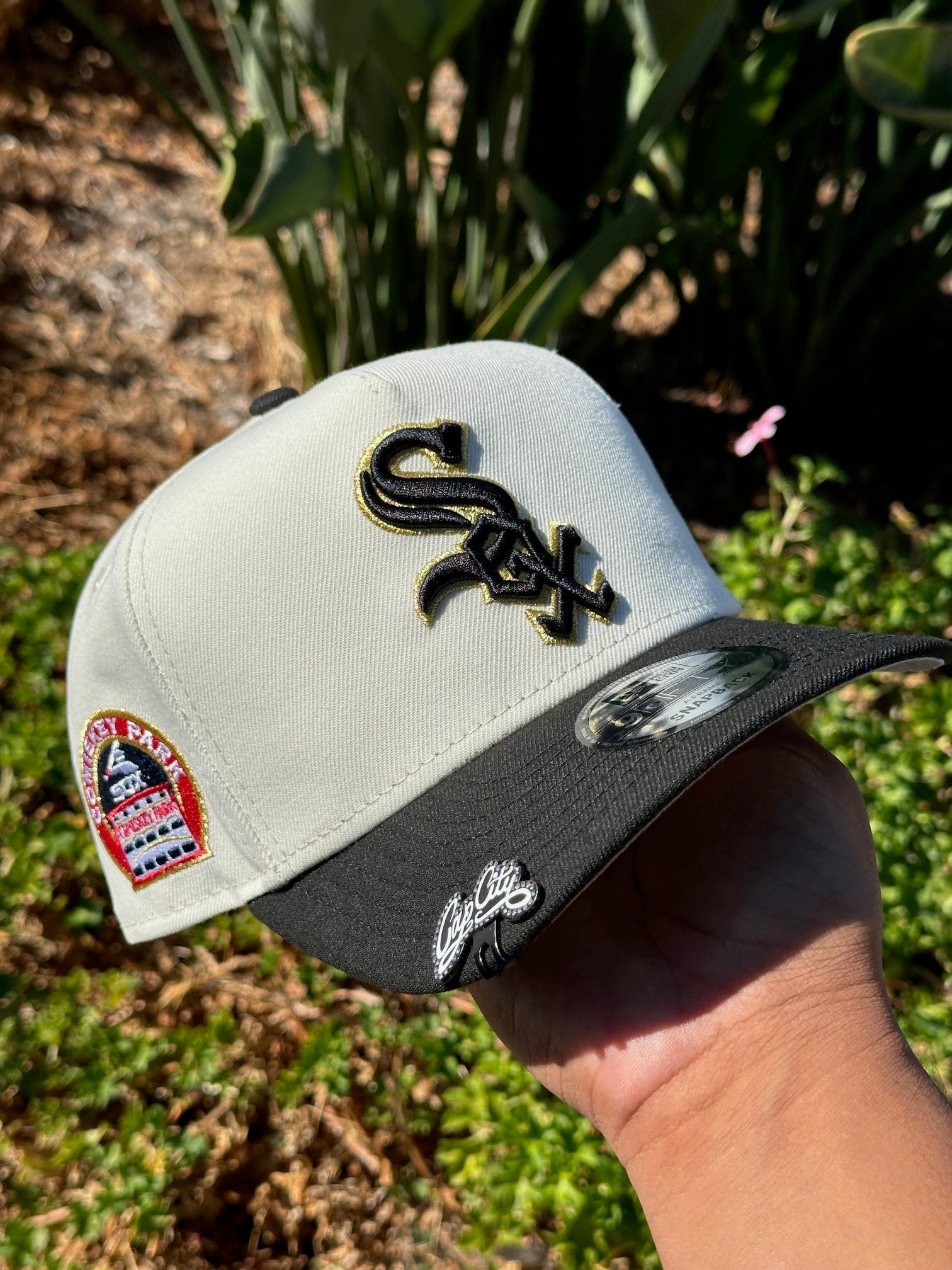 NEW ERA EXCLUSIVE 9FIFTY A-FRAME CHROME WHITE/BLACK CHICAGO WHITE SOX W/ COMISKEY PARK SIDE PATCH