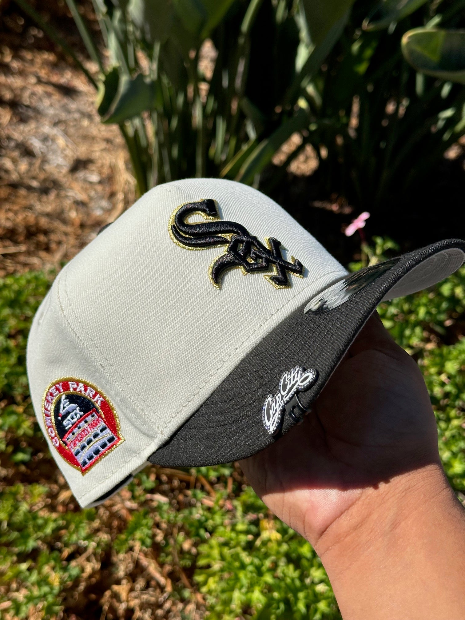 NEW ERA EXCLUSIVE 9FIFTY A-FRAME CHROME WHITE/BLACK CHICAGO WHITE SOX W/ COMISKEY PARK SIDE PATCH