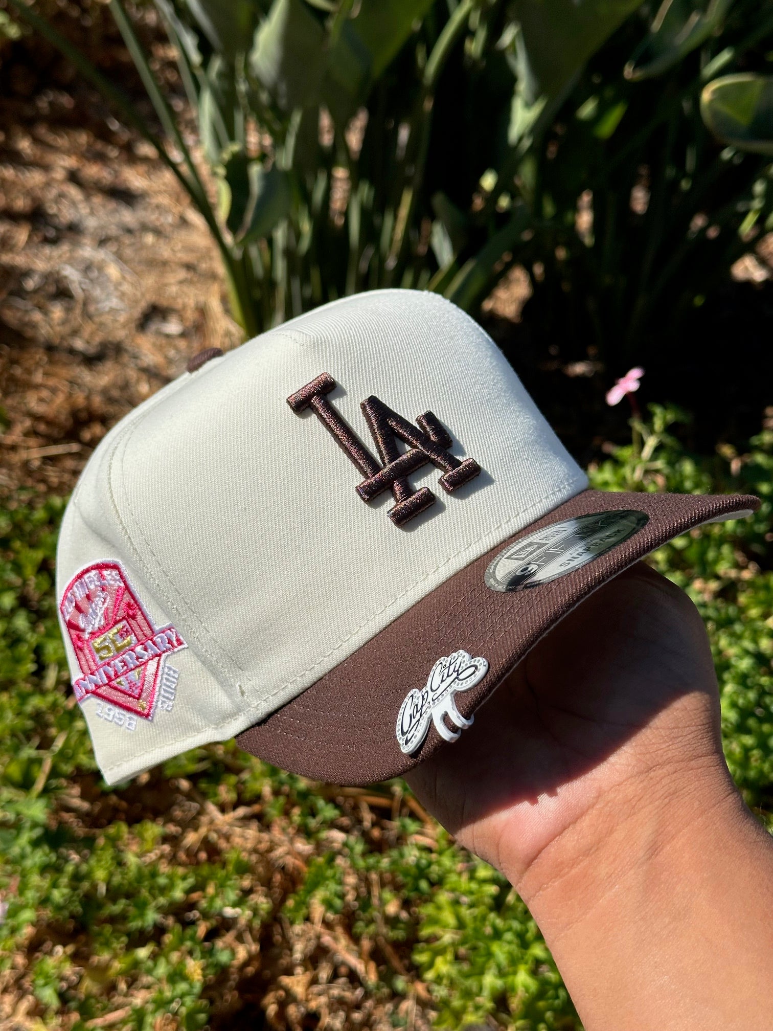 NEW ERA EXCLUSIVE 9FIFTY A-FRAME CHROME WHITE/MOCHA LOS ANGELES DODGERS SNAPBACK W/ 50TH ANNIVERSARY SIDE PATCH