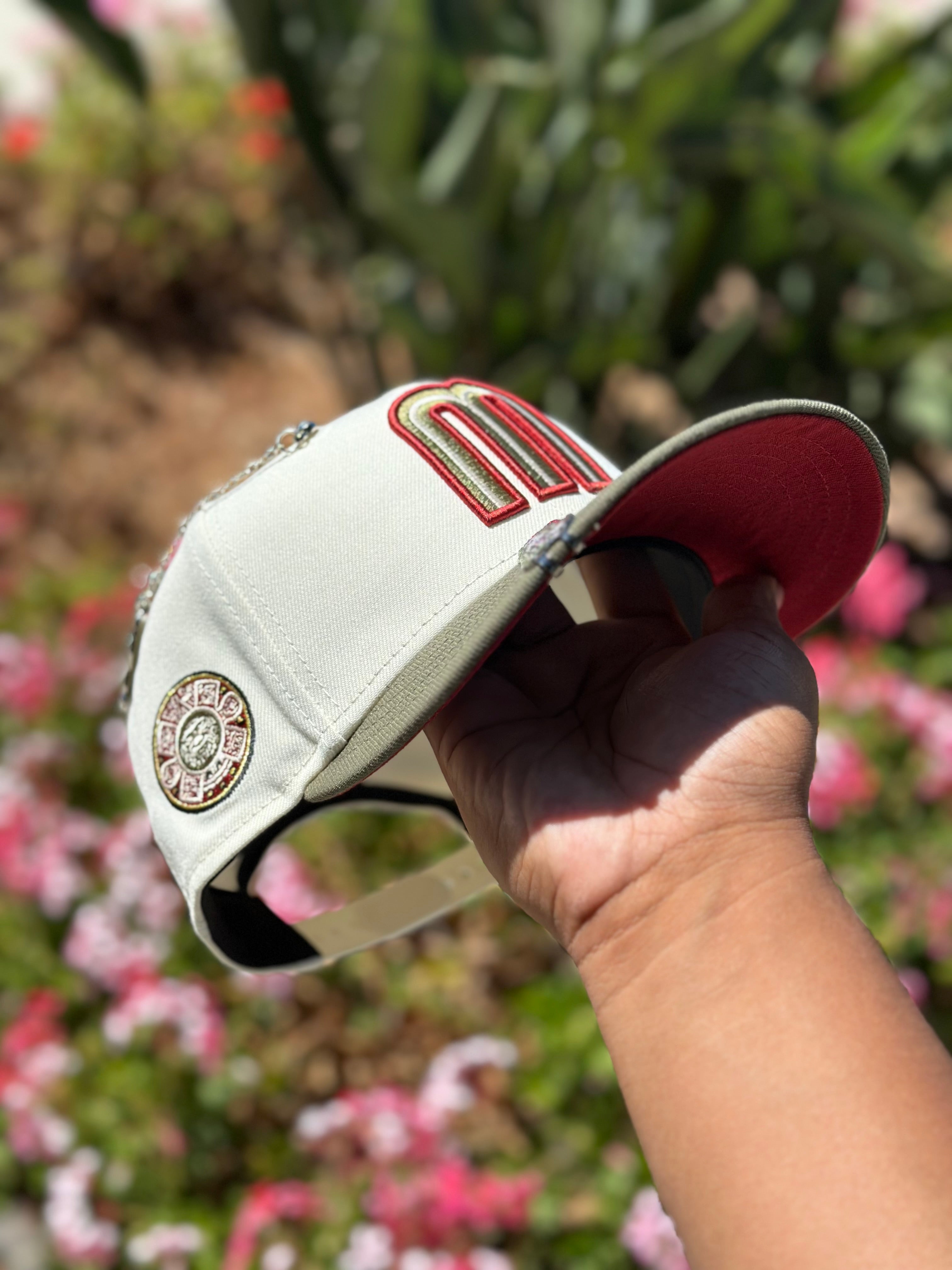 NEW ERA EXCLUSIVE 9FIFTY CHROME WHITE/OLIVE MEXICO SNAPBACK W/ AZTEC CALENDAR SIDE PATCH