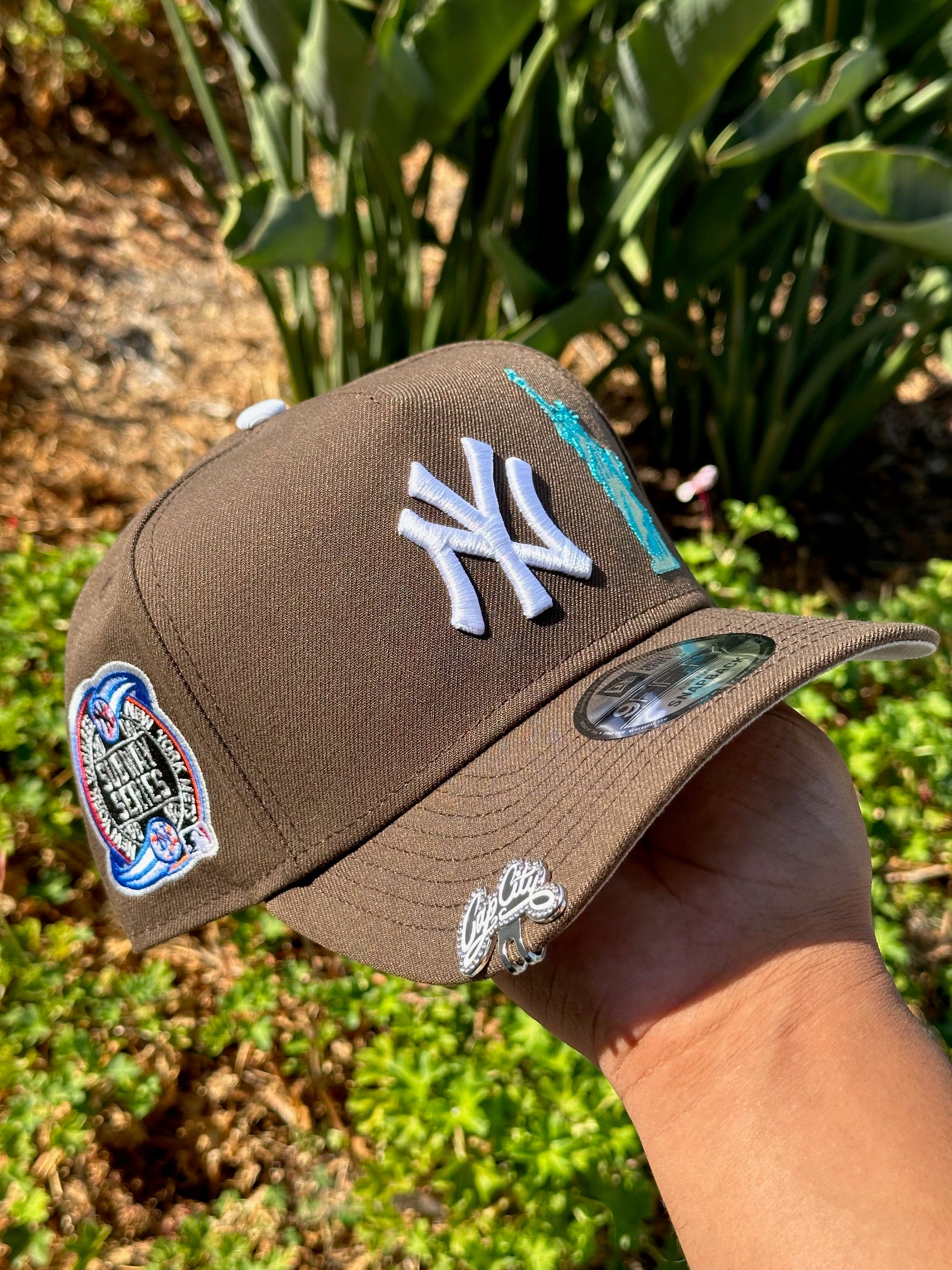 NEW ERA EXCLUSIVE 9FIFTY A-FRAME WALNUT NEW YORK YANKEES SNAPBACK W/ LADY LIBERITY PATCH + SUBWAY SERIES SIDE PATCH