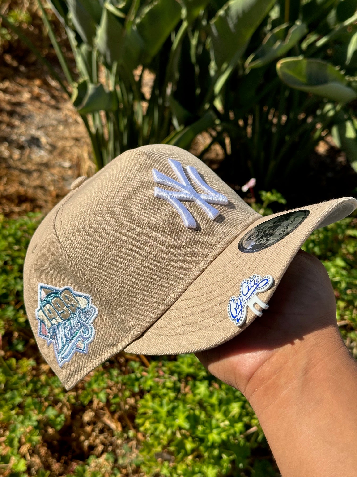 NEW ERA EXCLUSIVE 9FIFTY A-FRAME LIGHT KHAKI NEW YORK YANKEES SNAPBACK W/ 1999 WORLD SERIES SIDE PATCH